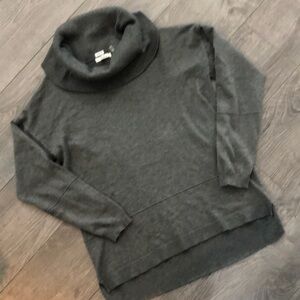 89th & MADISON size large lightweight turtleneck gray sweater